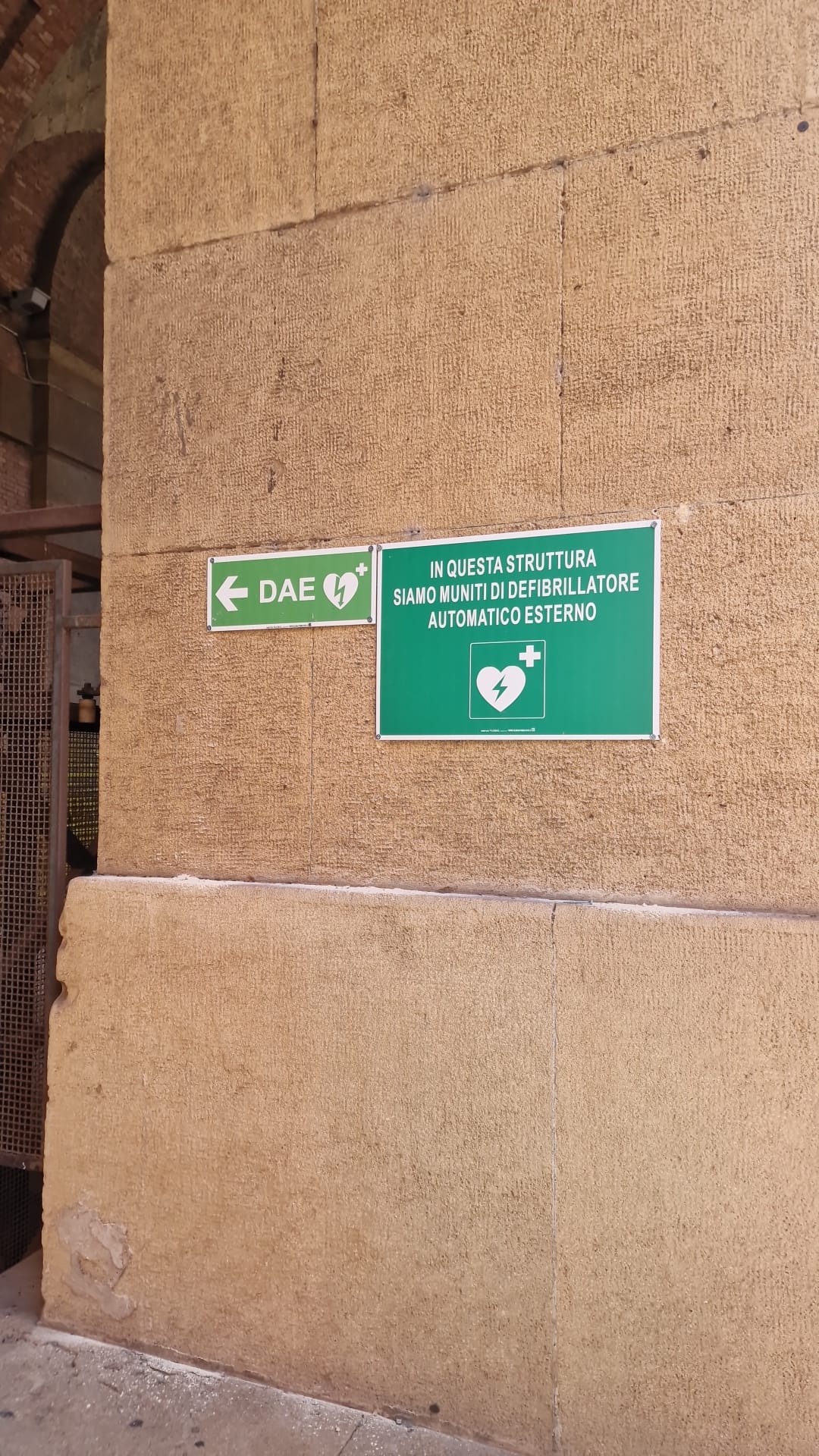 Un defibrillatore per il Palazzo del Governo di Taranto